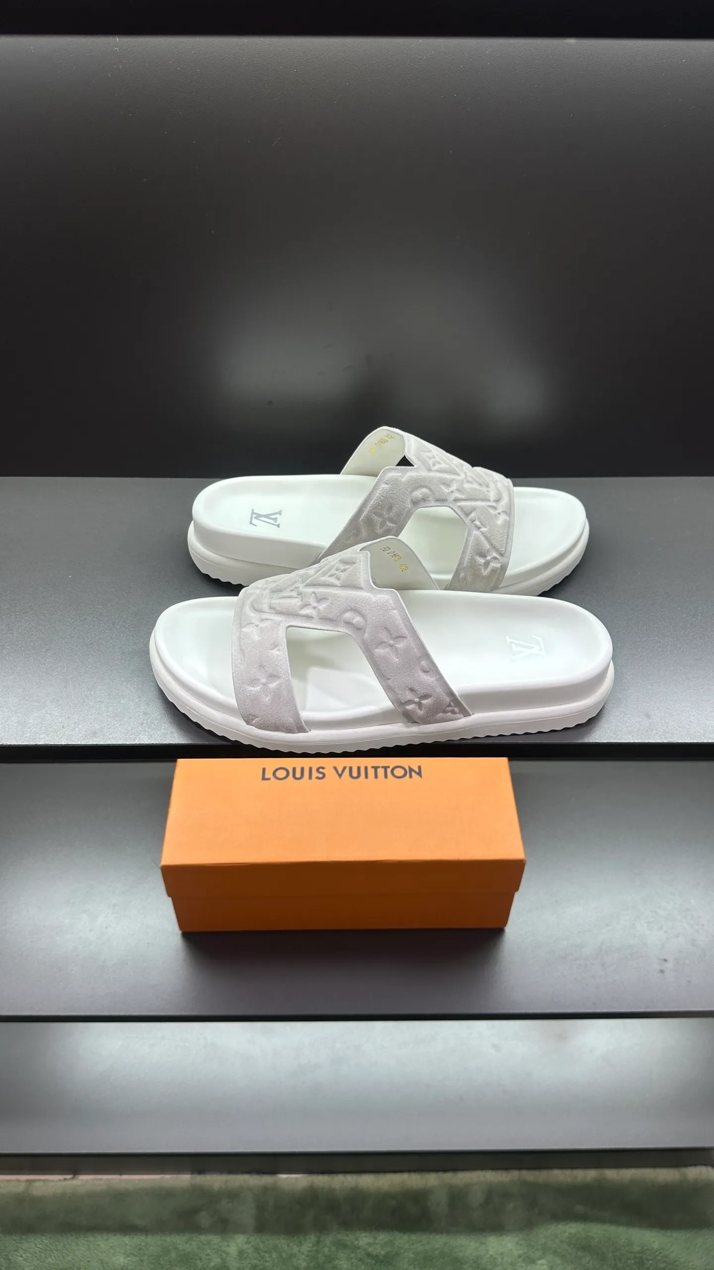 P320 🔍LV Men's Spring and Summer Slippers Counter Synchronization. The uppers are imported cowhide fabric from Italy, with logo graphics and high-quality craftsmanship. The soles are: original soles specially provided by the original factory. The exclusive movable molded soles are super comfortable. The original factory follows the order. 🔍🔍High quality. You can enter and leave the counter at will. Welcome to compare. Code number 38-45 No. 058